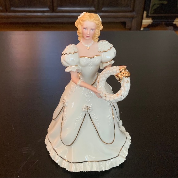 Lenox “A Christmas Welcome” Ivory Classic Figurine